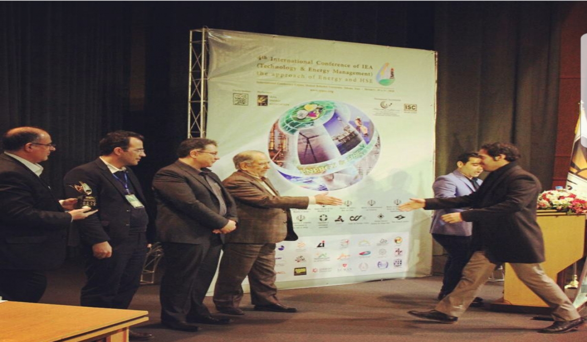 دریافت تندیس از مشاور عالی رییس جمهور
